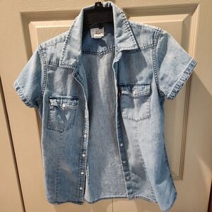 Levis washed denim cap-sleeve pearl snap buttondown shirt Sz Med